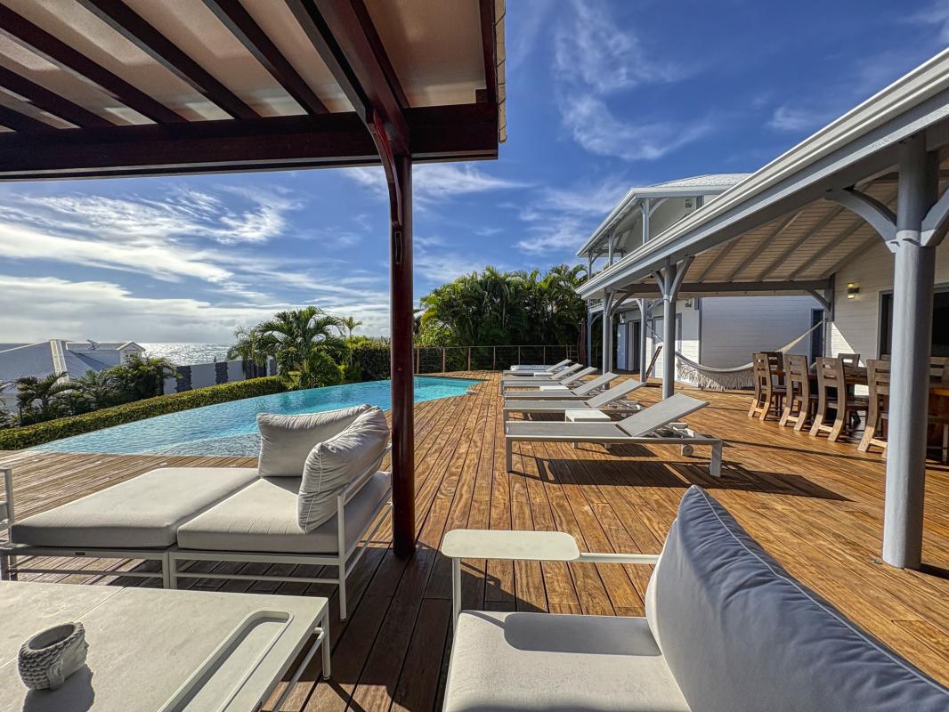 42.Location villa piscine Sainte Anne Guadeloupe_Terrasse Piscine Mer